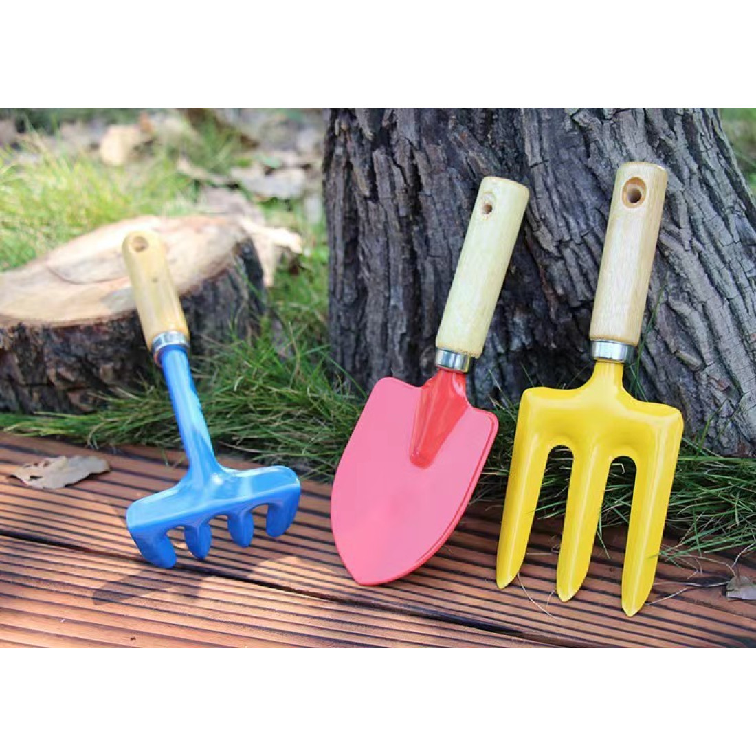 Set 3 Mini Unelte de Gradina Multicolore cu Manere din Lemn - Grebla, Furculita si Lopatica Set 3 Mini Unelte de Gradina Multicolore cu Manere din Lemn - Grebla, Furculita si Lopatica