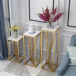 Suport decorativ auriu din metal cu blat alb, design geometric modern, 30 x 30 x 100 cm Suport decorativ auriu din metal cu blat alb, design geometric modern, 30 x 30 x 100 cm