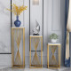 Suport decorativ auriu din metal cu blat alb, design geometric modern, 30 x 30 x 60 cm Suport decorativ auriu din metal cu blat alb, design geometric modern, 30 x 30 x 60 cm