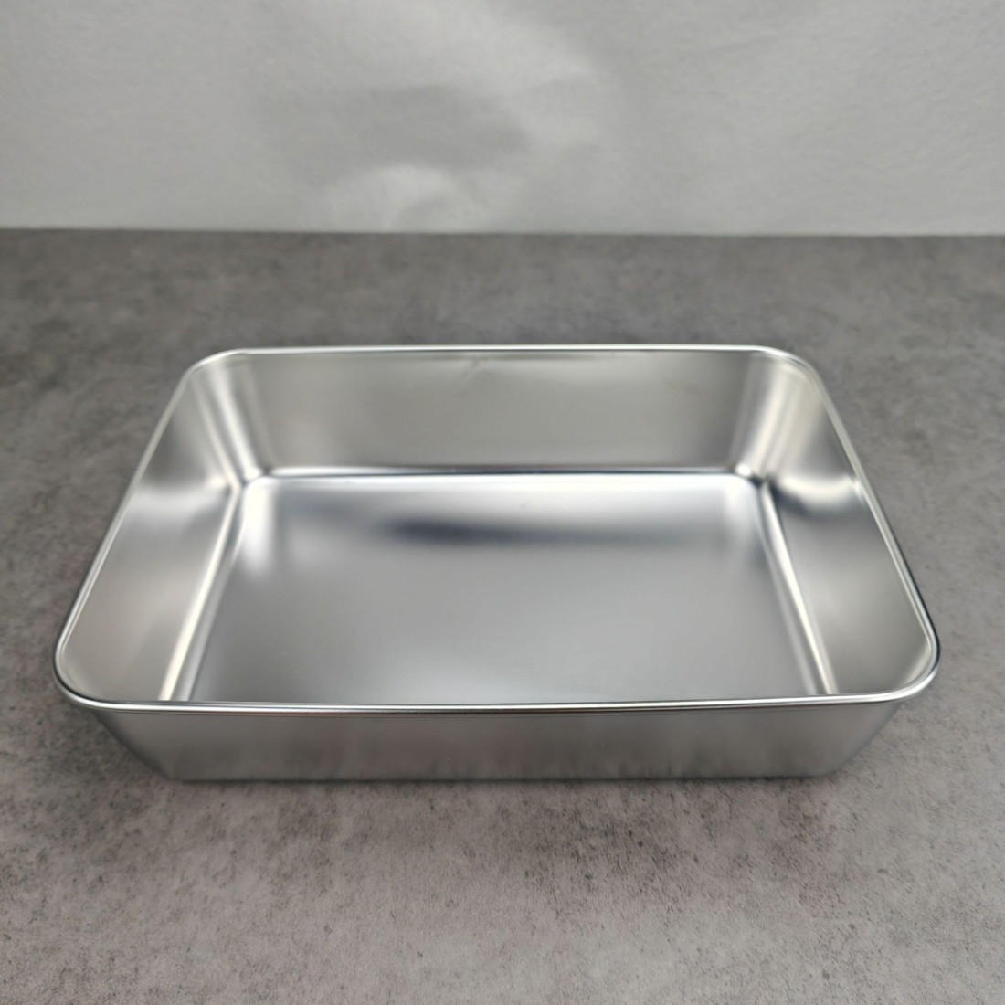 Tava inox, 35 x 28 x 6 cm, rezistenta, igienica, durabila, usor de curatat, ideala pentru preparare, servire si depozitare alimente Tava inox, 35 x 28 x 6 cm, rezistenta, igienica, durabila, usor de curatat, ideala pentru preparare, servire si depozitare alimente
